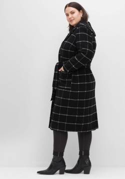 Große Größen: Karierter Mantel mit Bindegürtel und großem Kragen, schwarz-weiß, Gr.50 von sheego