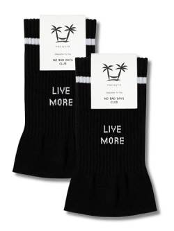 vacayto 2 Paar Statement Socken mit Spruch Live More Worry Less für Damen & Herren in schwarz von vacayto