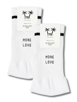 vacayto 2 Paar Statement Socken mit Spruch More Love Less Hate für Damen & Herren in weiß von vacayto