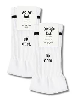 vacayto 2 Paar Statement Socken mit Spruch Ok Cool für Damen & Herren in weiß von vacayto