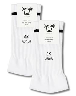 vacayto 2 Paar Statement Socken mit Spruch Ok Wow für Damen & Herren in weiß von vacayto