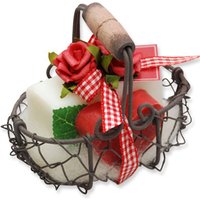Florex - Drahtkorb gefüllt mit Schafmilchseife eckig und Seife Herz, dekoriert mit Rose von Florex